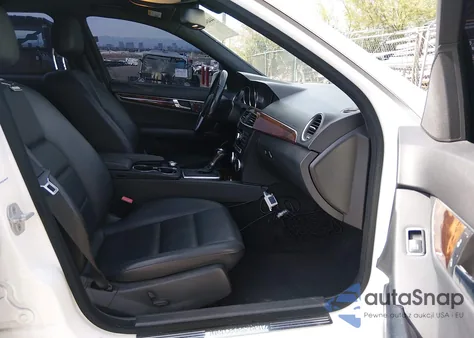 2013 Mercedes-Benz C 250 Sport z USA, uszkodzony, nr VIN WDDGF4HB7DA870313